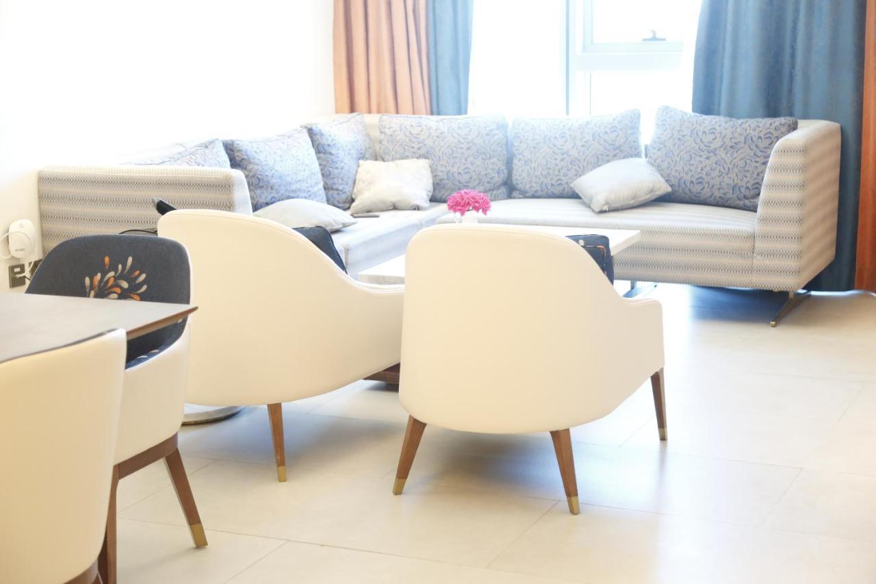 Waterfront Hotel Apartment Lusail Экстерьер фото A living room in a modern apartment