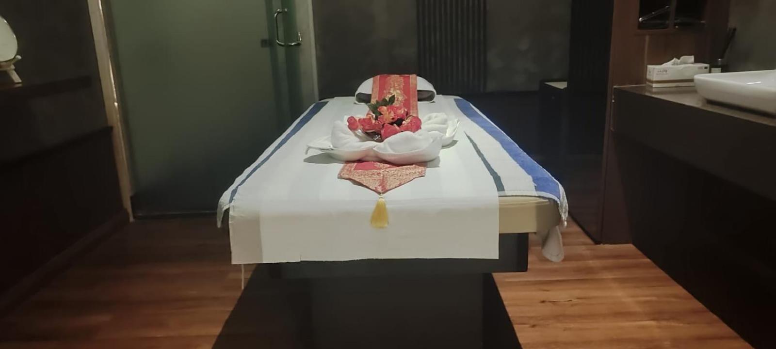 Waterfront Hotel Apartment Lusail Экстерьер фото A massage bed
